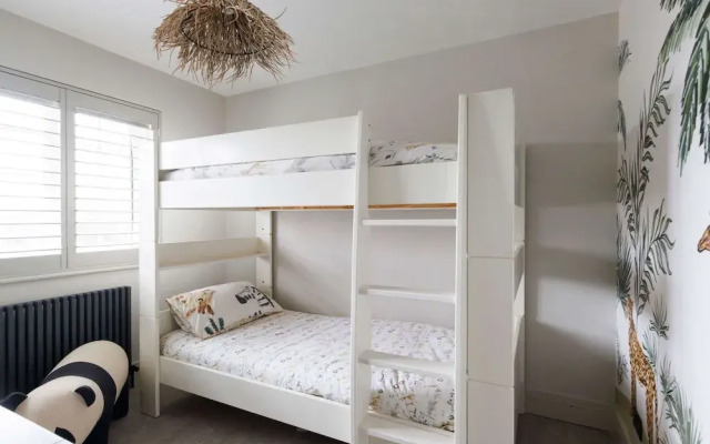 Stylish 4 Bed Home Close to Beach