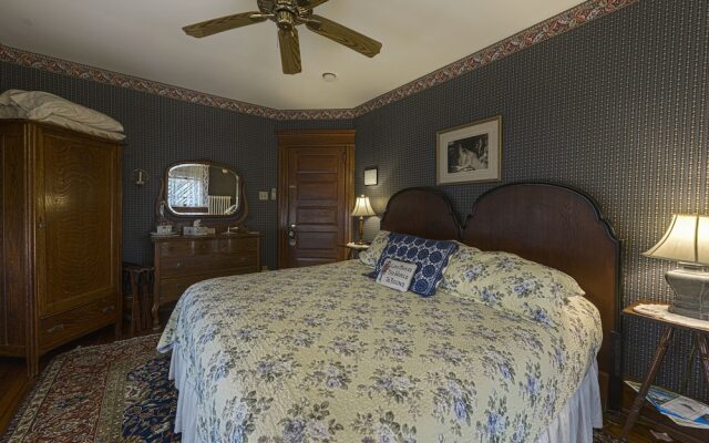 The Candlelight Inn