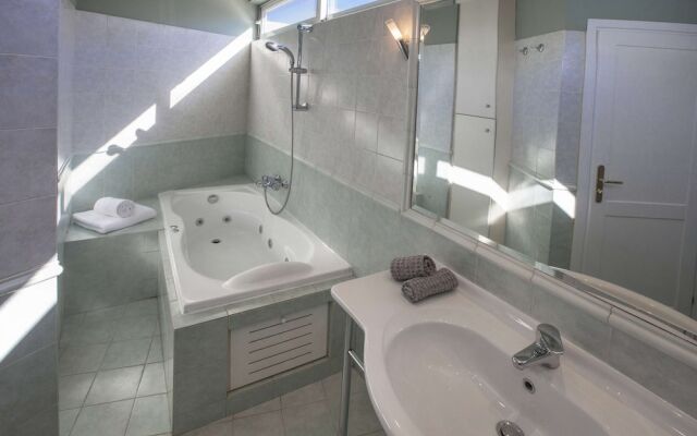 Elegant residence with Panoramic view to Acropolis by GHH