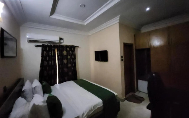 Nue Crest Hotel
