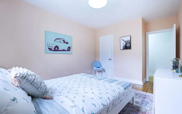 Vibrant Apartment in Forest Hill (Free Parking)
