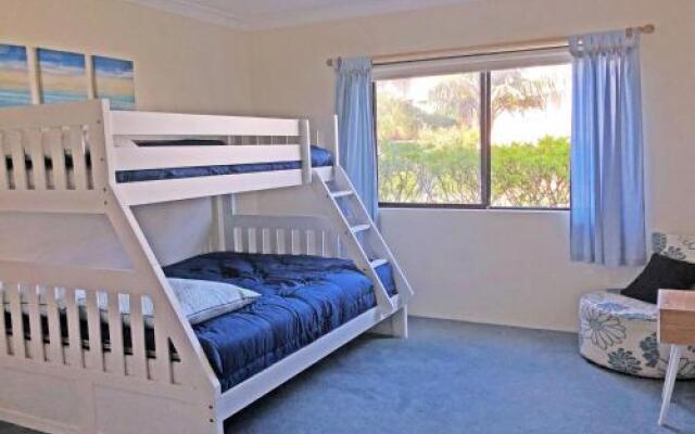 2 'Paradiso', 4 Laman Street - beautiful unit with stunning water views & pool