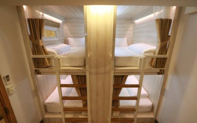 Mariya Lady Hostel At Suvarnabhumi Airport - Female Only