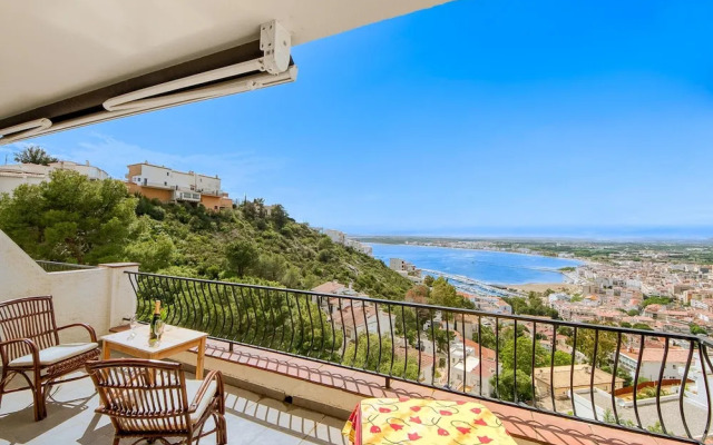 Apartment in Roses With Terrace
