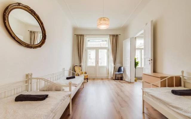 Charles Bridge - 3 bedroom Apartment - Old Town