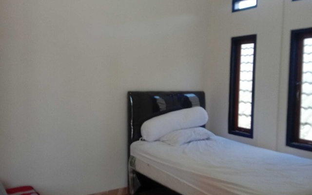 EXPRESS O 91722 Home Stay Dan Sewa Mobil Jhon's Family – Guest Rooms – Labuan Bajo