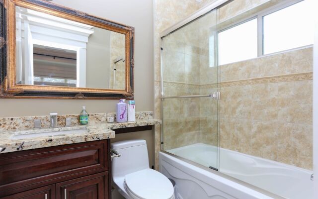 Grand 4 Bedroom Vacation House near Vancouver Downtown