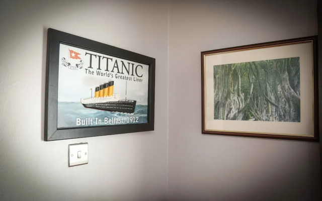 Perfect City Center Location, Parking, 4 Beds