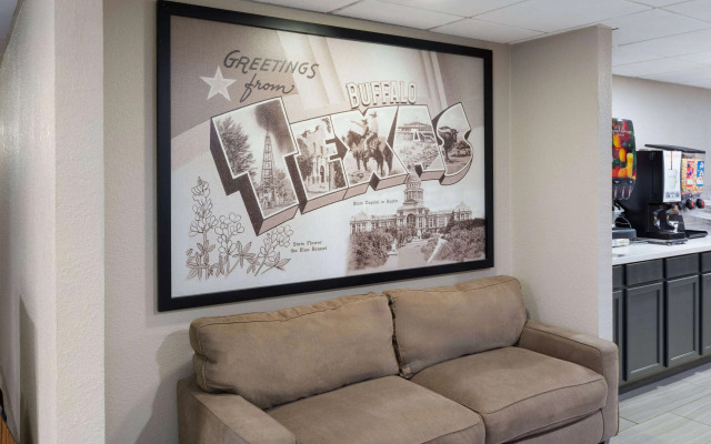 Super 8 by Wyndham Buffalo