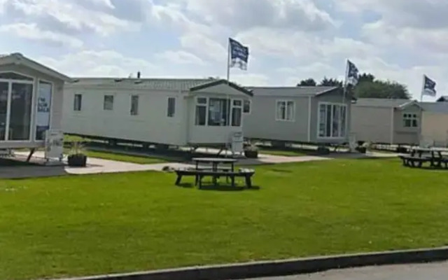 Harwich - Caravan - Sleeps 10 - Garden - Pool