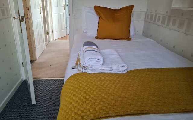 Immaculate 3-bed House With Free Parking in Bolton