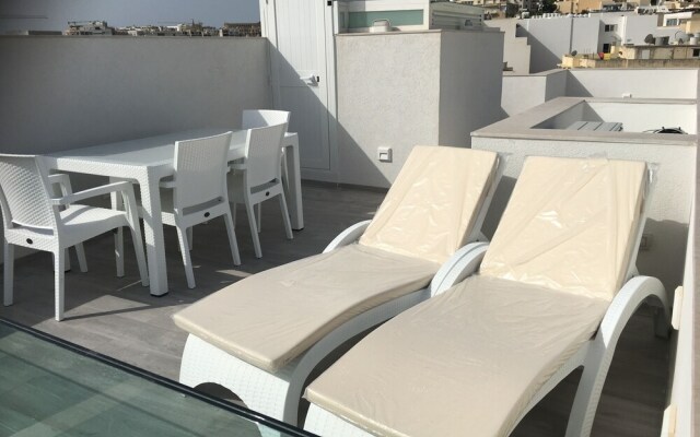 Seafront Penthouse Triplex- Roof Terrace & Hot Tub
