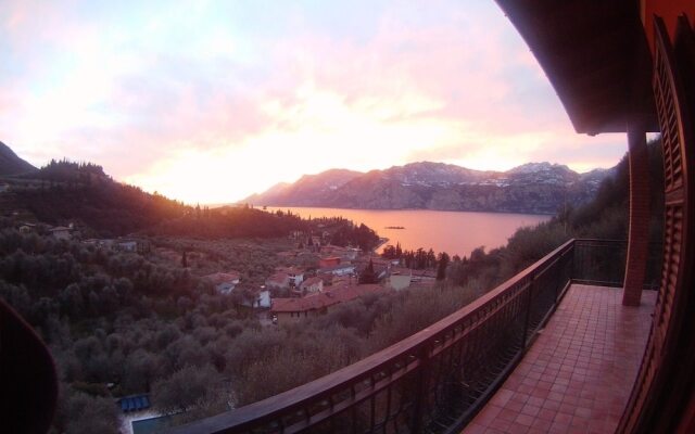 Villa with pool and beautiful lake view