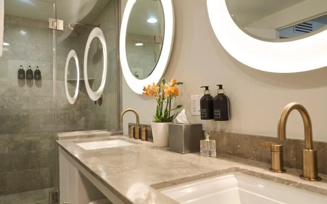 Luxe Sunset Boulevard Hotel