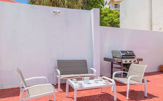 3BR 3BA Pool Downtown Short Walk to Beach