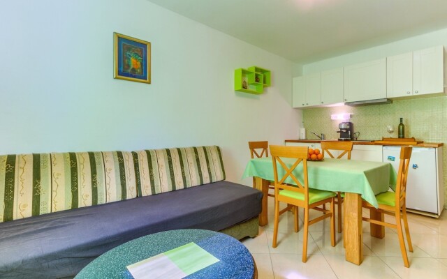 2-bdr apt With Shared Garden, 3 min Walk to Beach