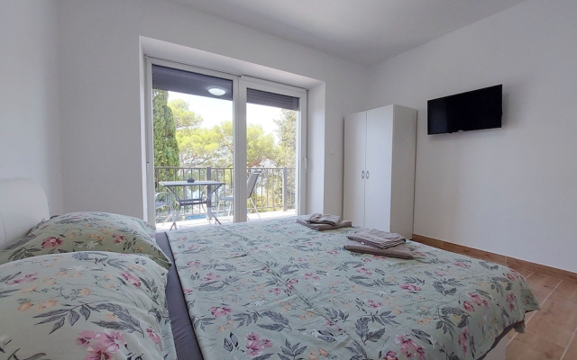 Apartment and Rooms Anne