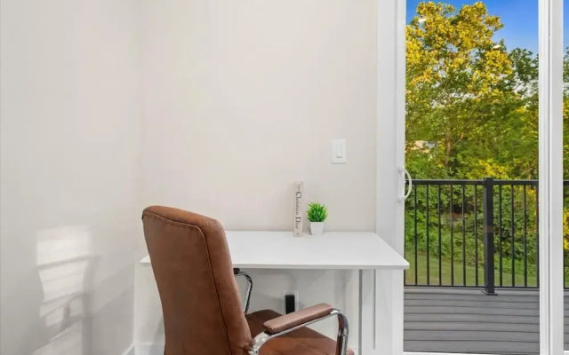 Luxe King 3BR Townhouse in Uptown CLT