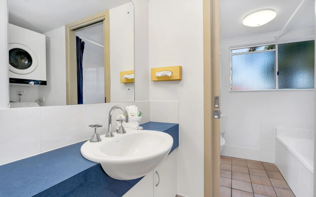 Cairns Reef Apartments & Motel