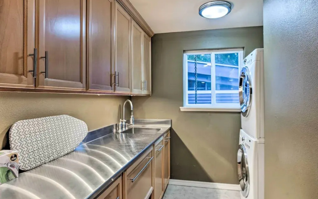 Cozy Washington Escape Near Hiking & Golfing!