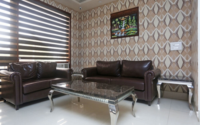 OYO TOWNHOUSE 460 H C Grand