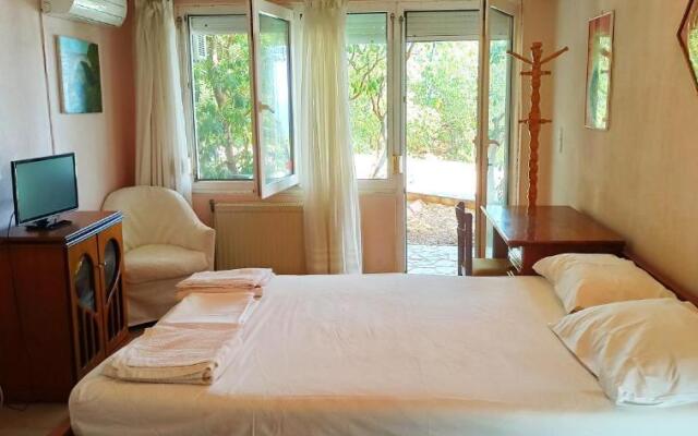 Spacious guesthouse with garden and seaview