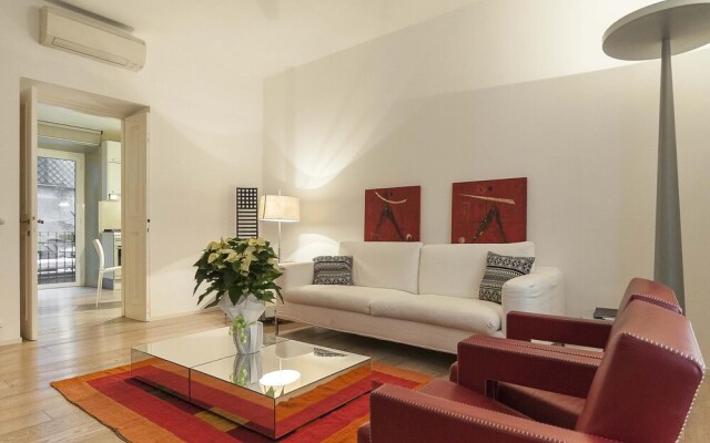 In Rome at Spanish Steps Classy Apartment With Modern Design in an Historic Palazzo