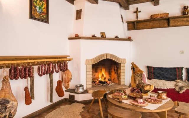 Kostadinovi Kashti Complex