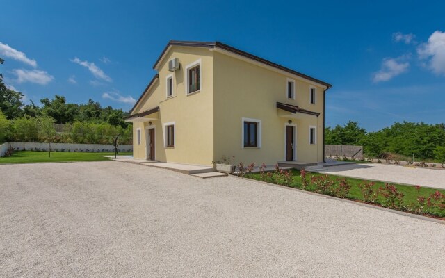 Villa Giovanna Fuskulin With Pool Near the Beach
