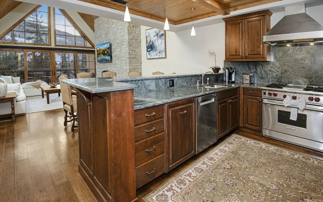 Vail Mountain View #402 4 Bedroom Condo