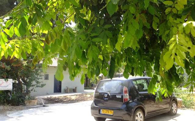 Nuriel Fruit & Guest House