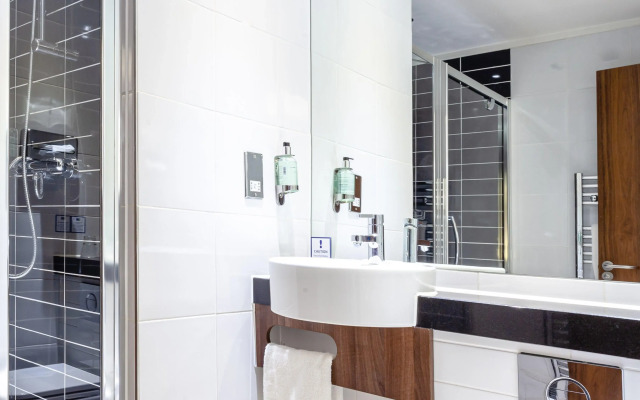 Holiday Inn Express Edinburgh Airport by IHG