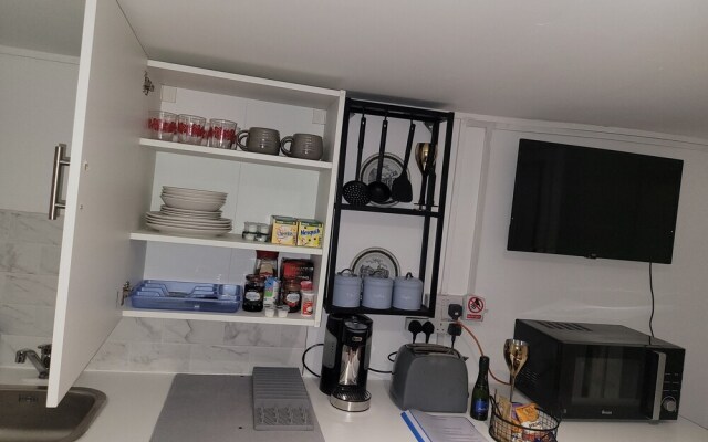 Hidden Treasure- 2 Beds Sleeps 3 Gillingham