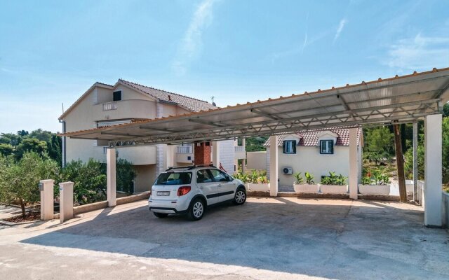 Nice Home in Sutivan With 3 Bedrooms, Wifi and Outdoor Swimming Pool