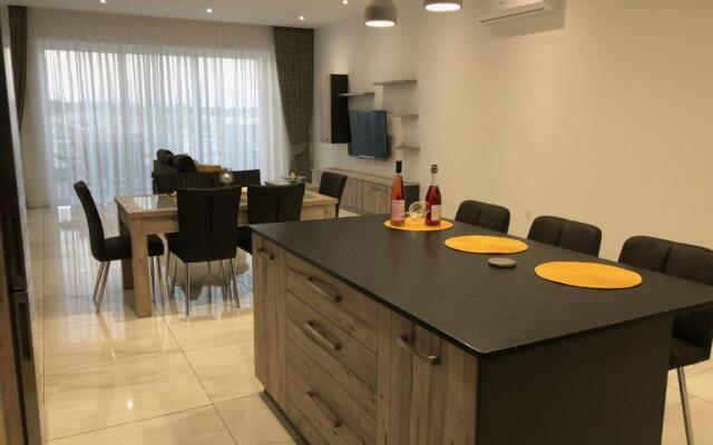Penthouse in Marsaxlokk with panoramic views: 3 bedrooms, 2 baths