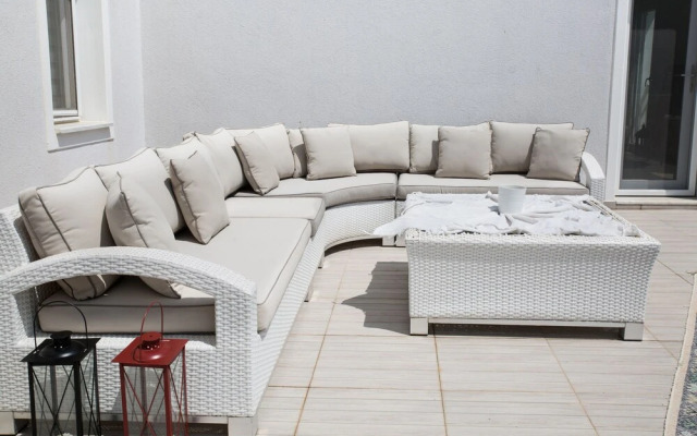Important Group Villa Olivia
