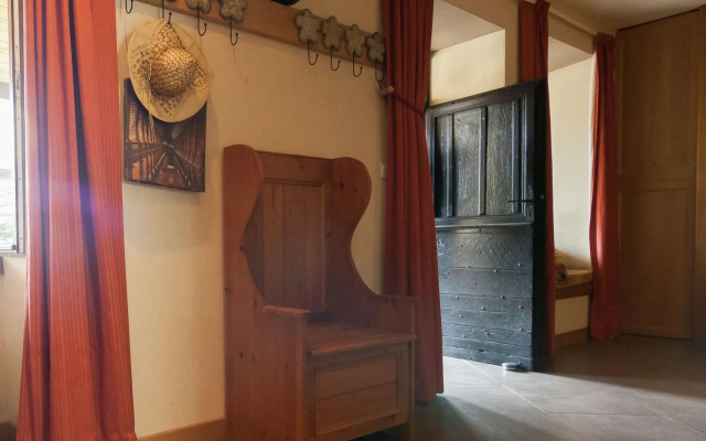 Elegant Holiday Home in Coubjours with heated pool and sauna