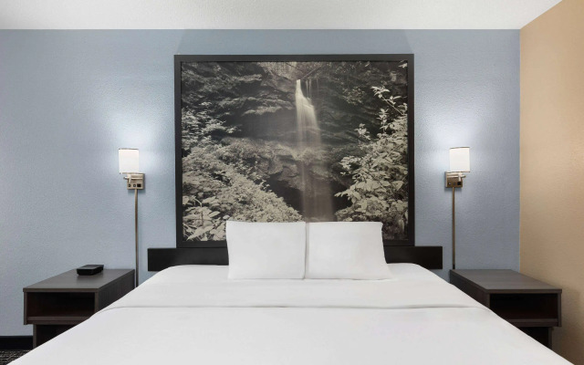 Super 8 by Wyndham Paducah I-24 Exit 4