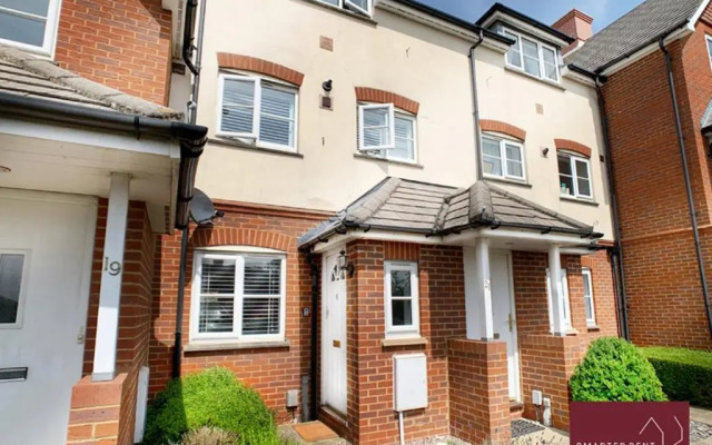 Wokingham - 2 bed with parking
