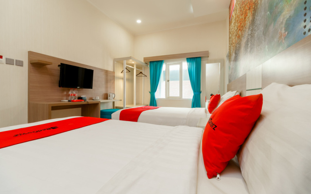 RedDoorz Plus @ Point Phila Cihampelas