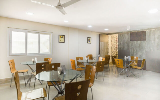 OYO 12120 Hotel Srico