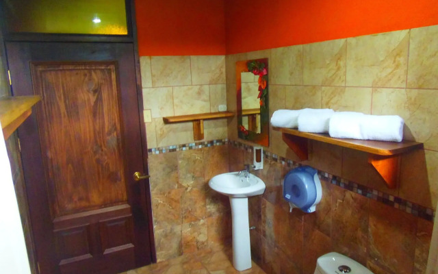 Hotel Heliconias Nature Inn & Hot Springs