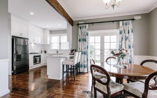 Byrne House - Modern-rustic Fireplace Wi-fi