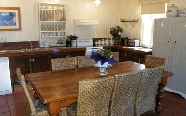 Pacific Heights Holiday Apartments & Munn's Tower House