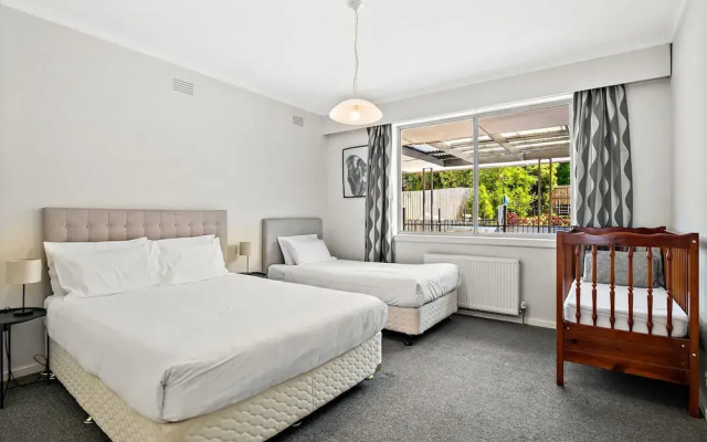 Spacious 5-bed Home With Pool in Glen Iris