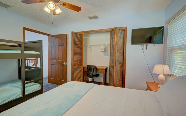 Spacious 4 3 Retreat- Heated Pool-playroom