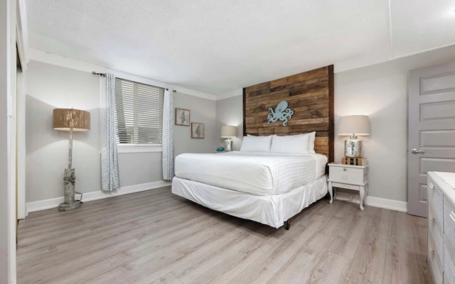 The Condor - Stay for 6