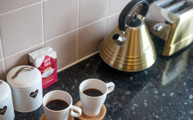 Quiet Residential Apt N/gloucester Road Sleeps 4