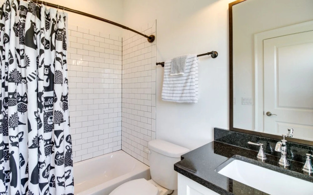 Charming Savannah Townhome - 1 Block to Riverwalk!