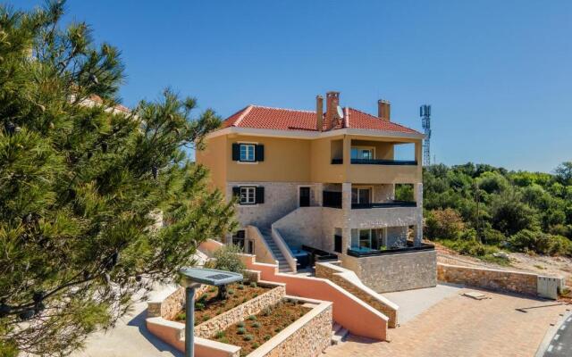 TEONA Luxury Studio Apartment with jacuzzi and garden view
